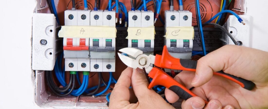 Tabela de Preço do Eletricista 2026: Como Montar a Sua