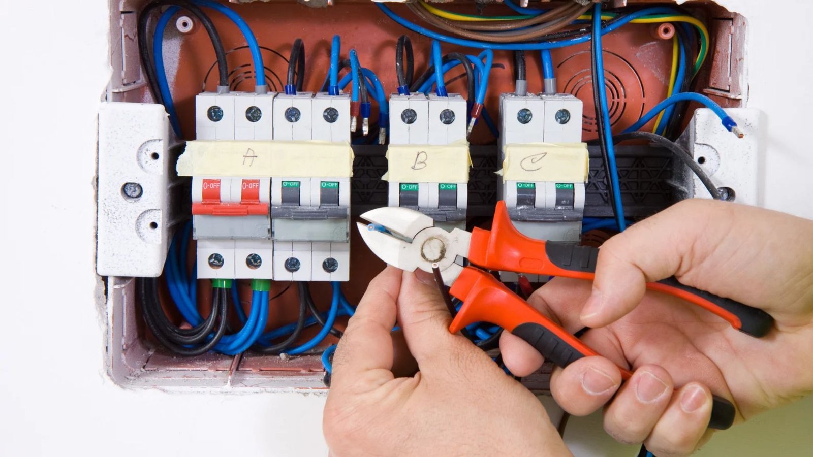 Tabela de Preço do Eletricista 2026: Como Montar a Sua